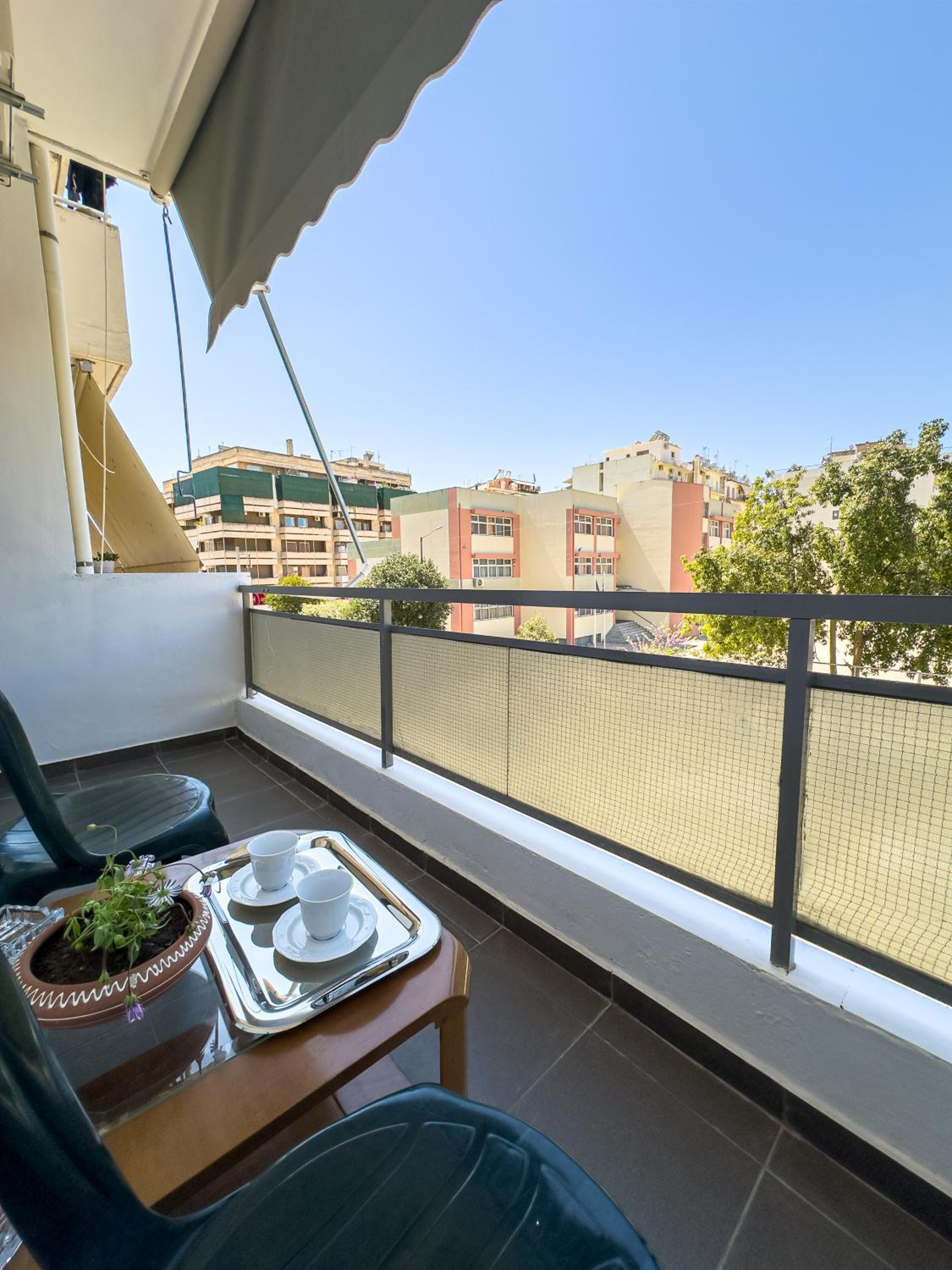 Downtown golden apartment