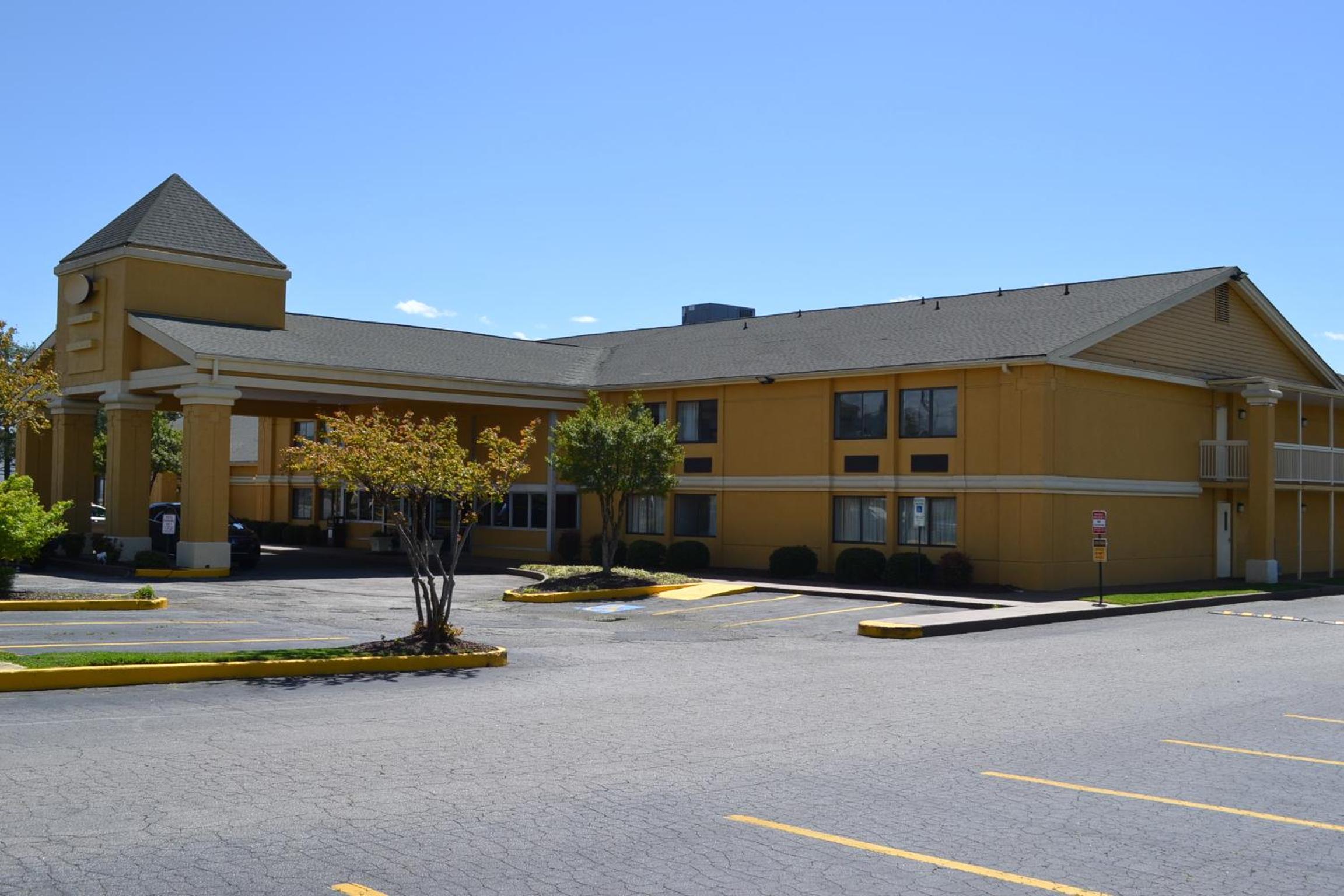 Hotel Dayspring Extended Stay - Image 1