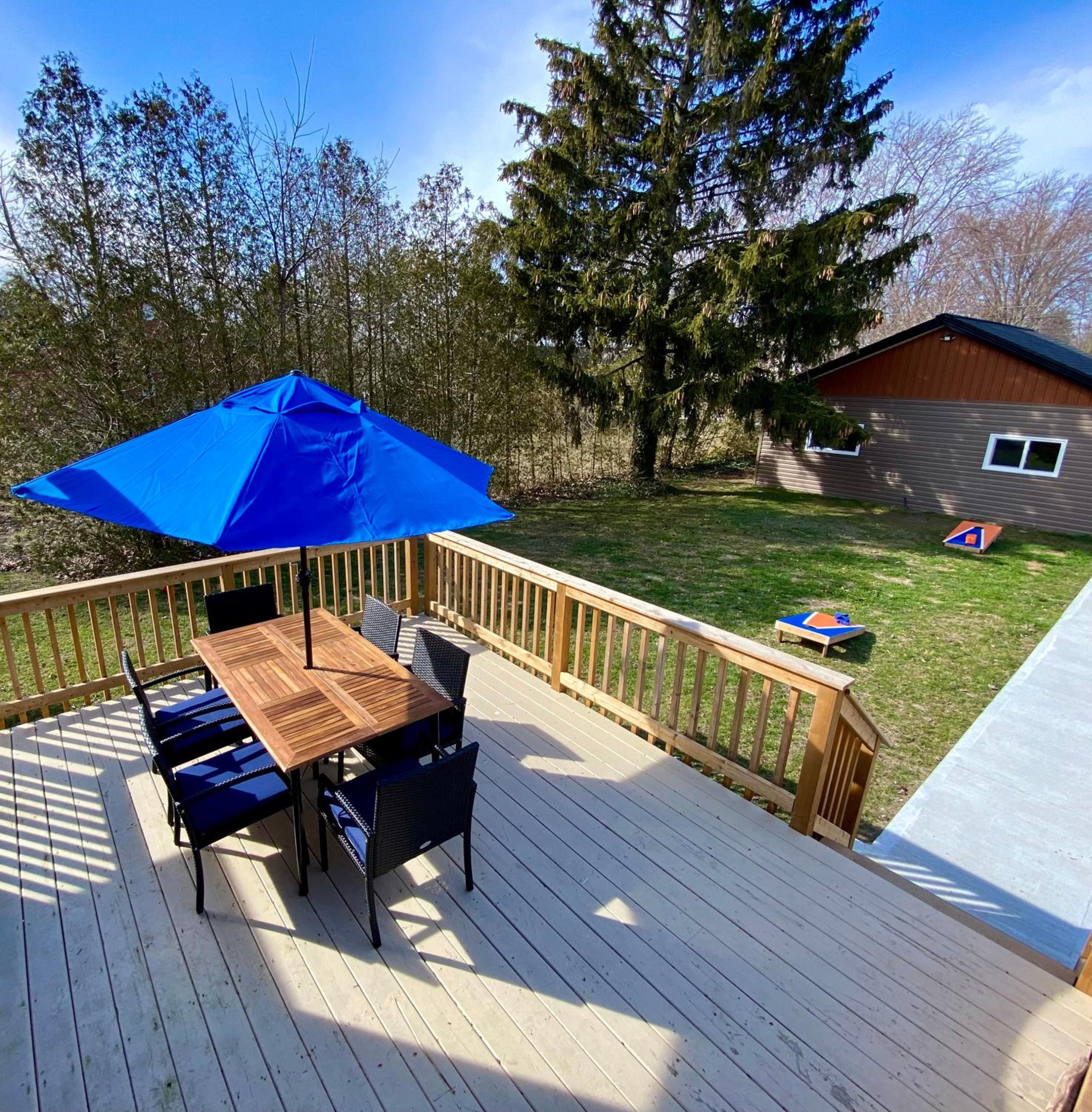 Creekside Cottage - kayak, SUP, fishing, game room, steps to the beach