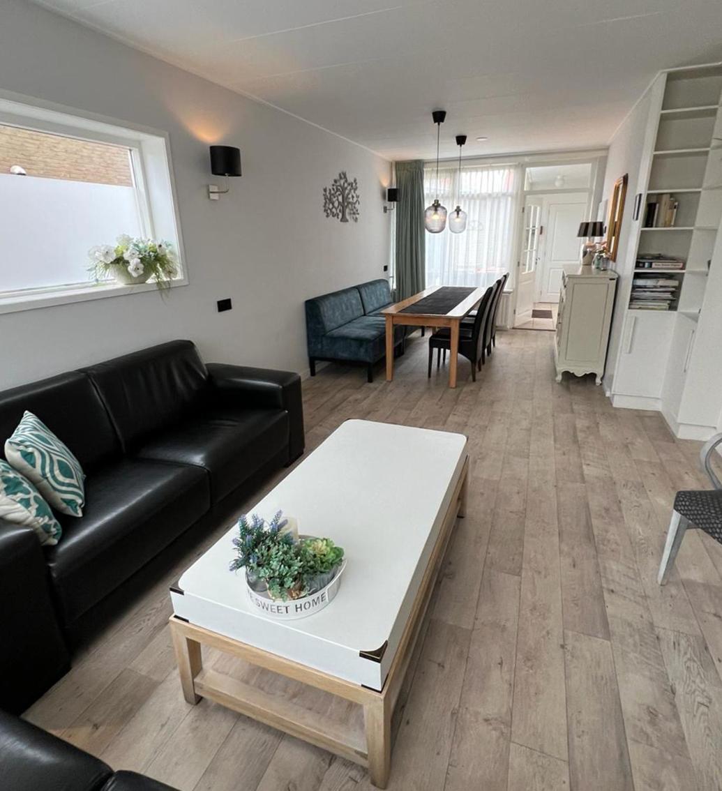 Modern spacious holiday home within walking distance of the North Sea beach in De Koog view 3
