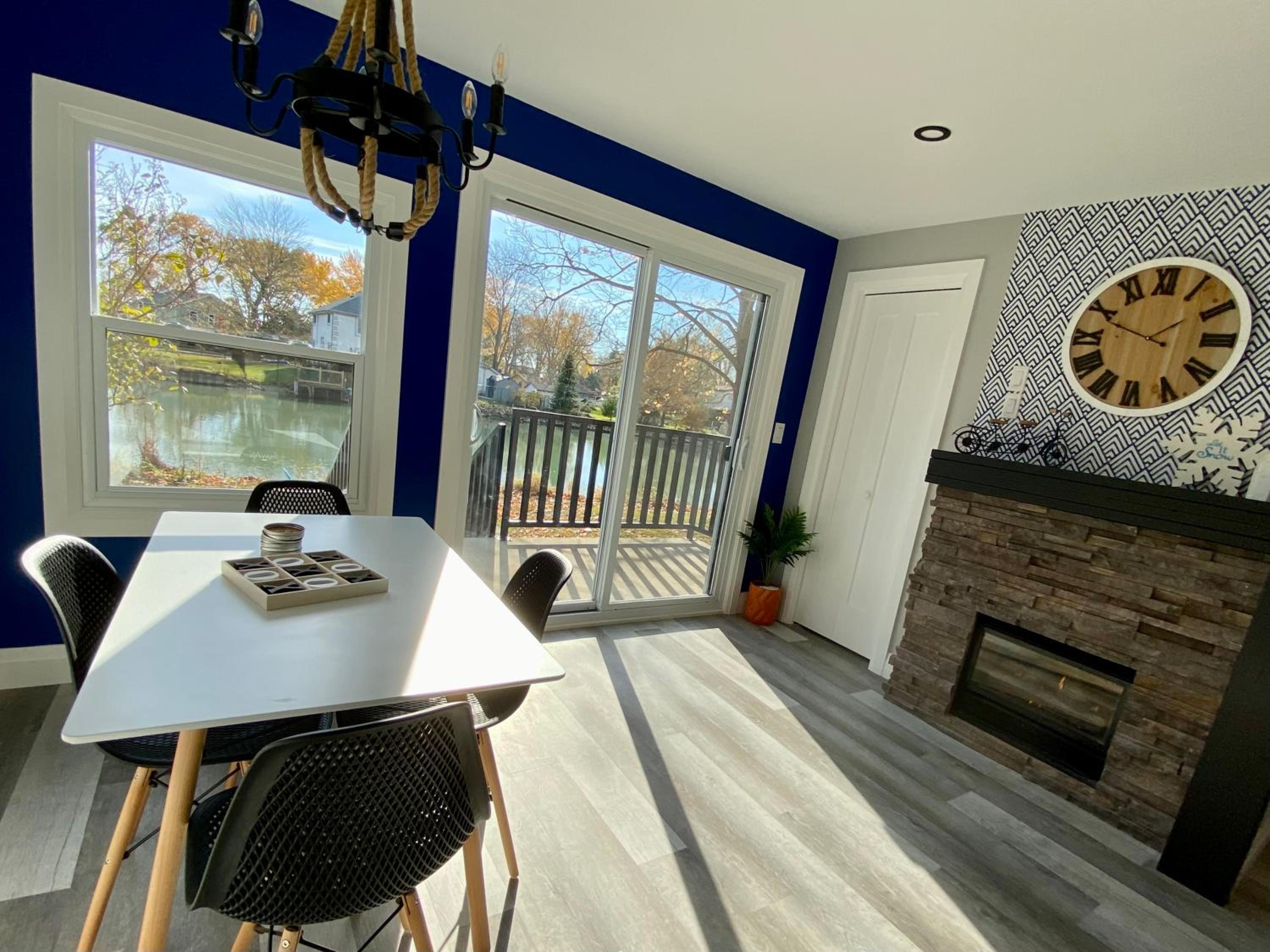 Creekside Cottage - kayak, SUP, fishing, game room, steps to the beach