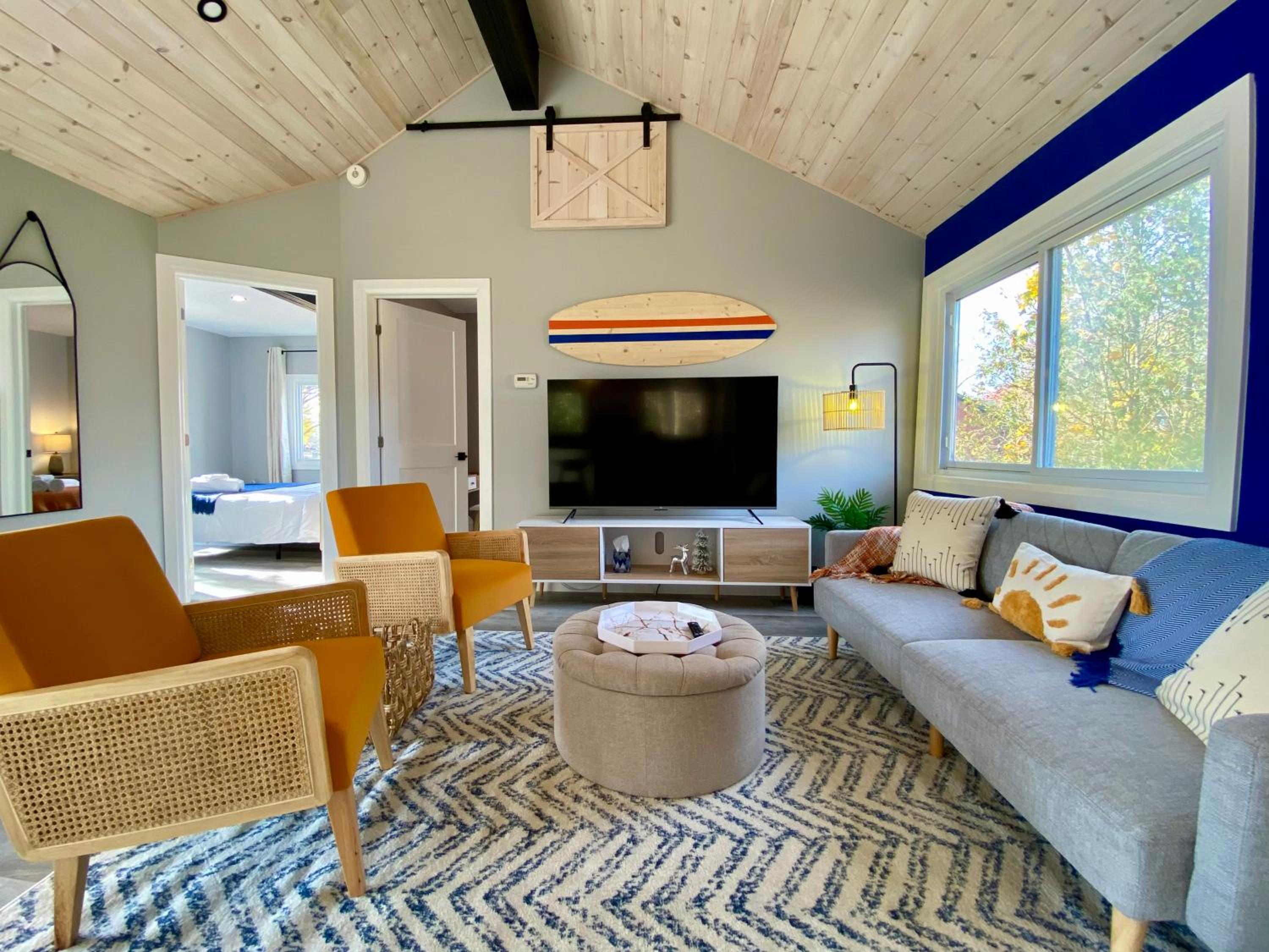 Creekside Cottage - kayak, SUP, fishing, game room, steps to the beach