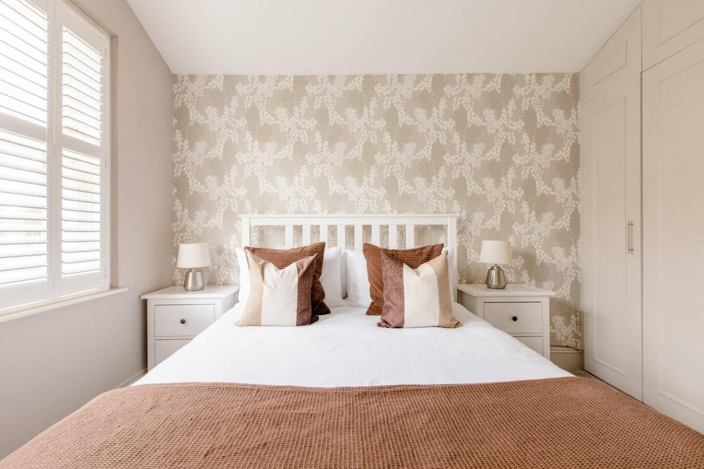 Luxury King-Bed EnSuite with Tranquil Garden Views