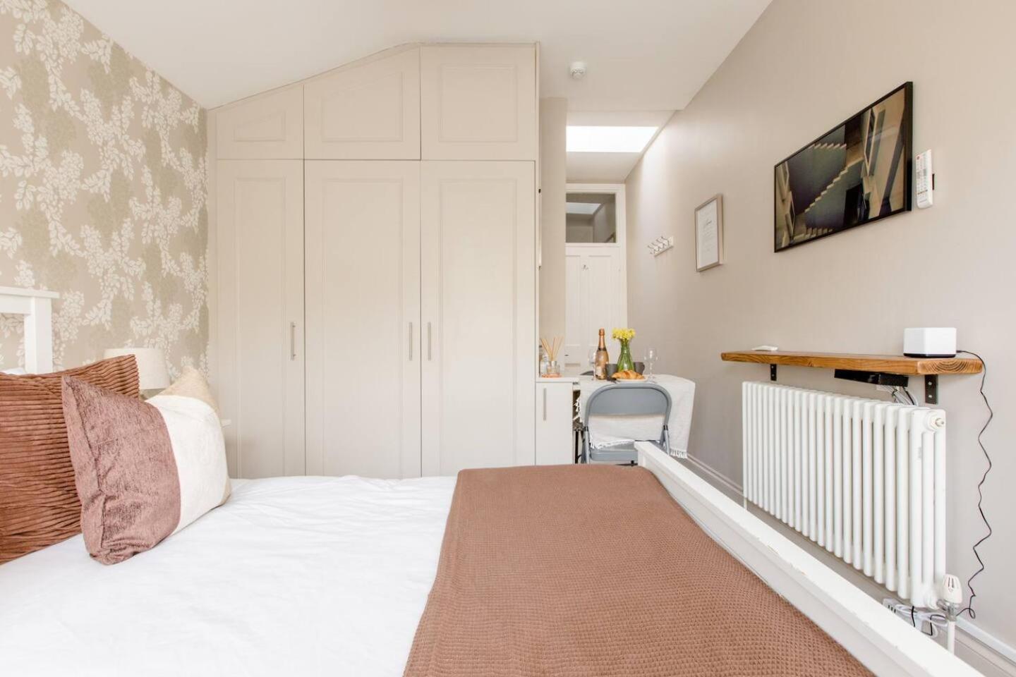 Luxury King-Bed EnSuite with Tranquil Garden Views
