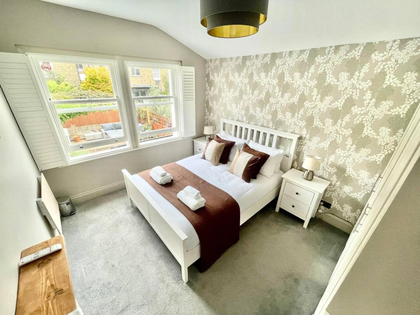 Luxury King-Bed EnSuite with Tranquil Garden Views