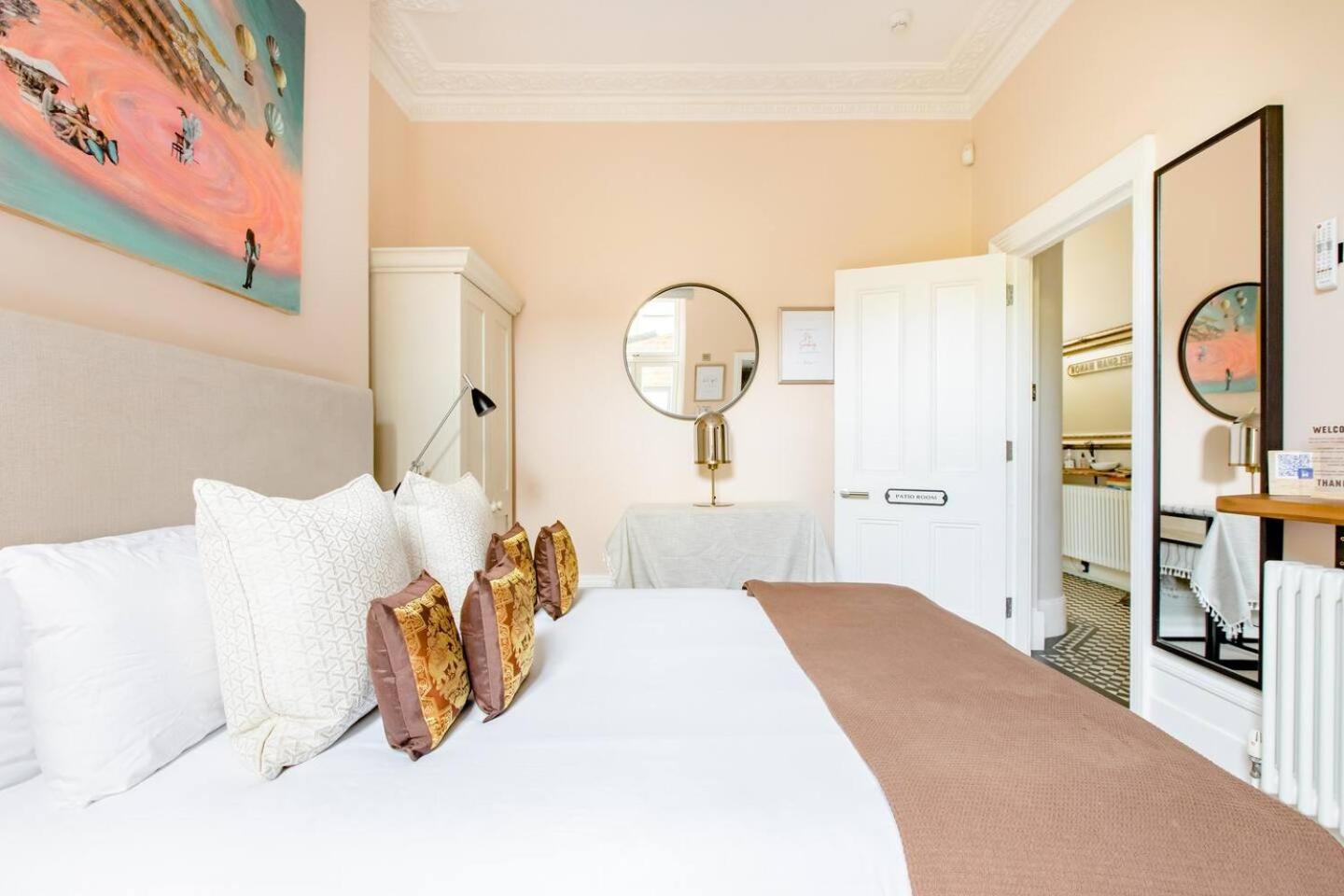 Luxury King-Bed EnSuite with Quiet Private Patio