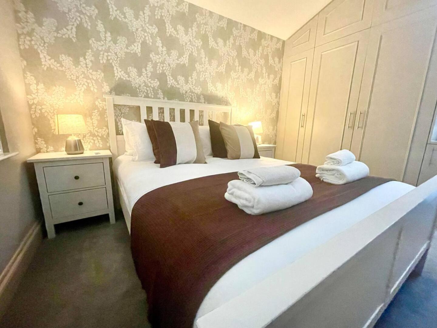 Luxury King-Bed EnSuite with Tranquil Garden Views