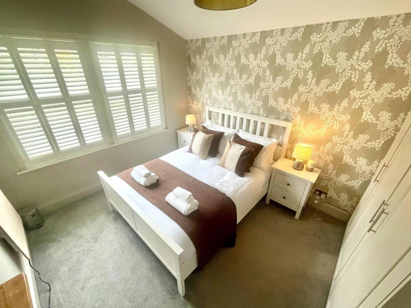 Luxury King-Bed EnSuite with Tranquil Garden Views