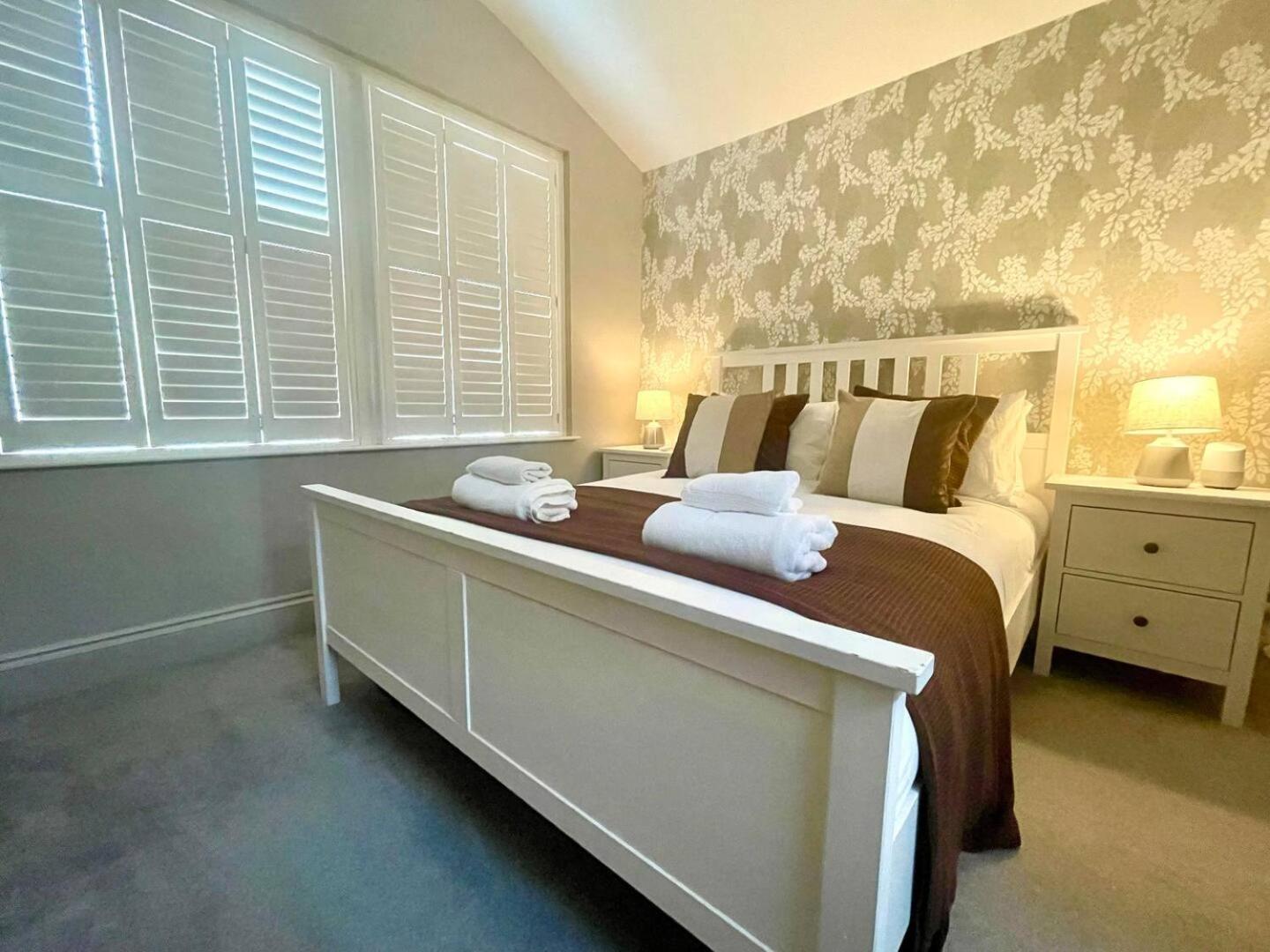 Luxury King-Bed EnSuite with Tranquil Garden Views