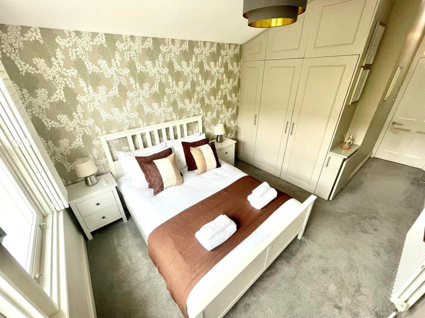 Luxury King-Bed EnSuite with Tranquil Garden Views
