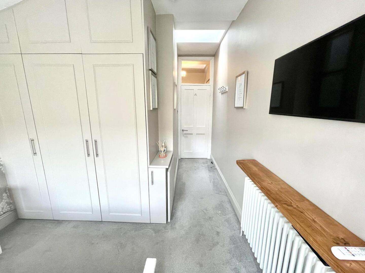 Luxury King-Bed EnSuite with Tranquil Garden Views