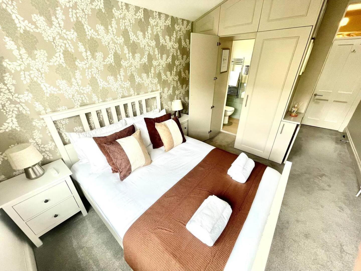 Luxury King-Bed EnSuite with Tranquil Garden Views