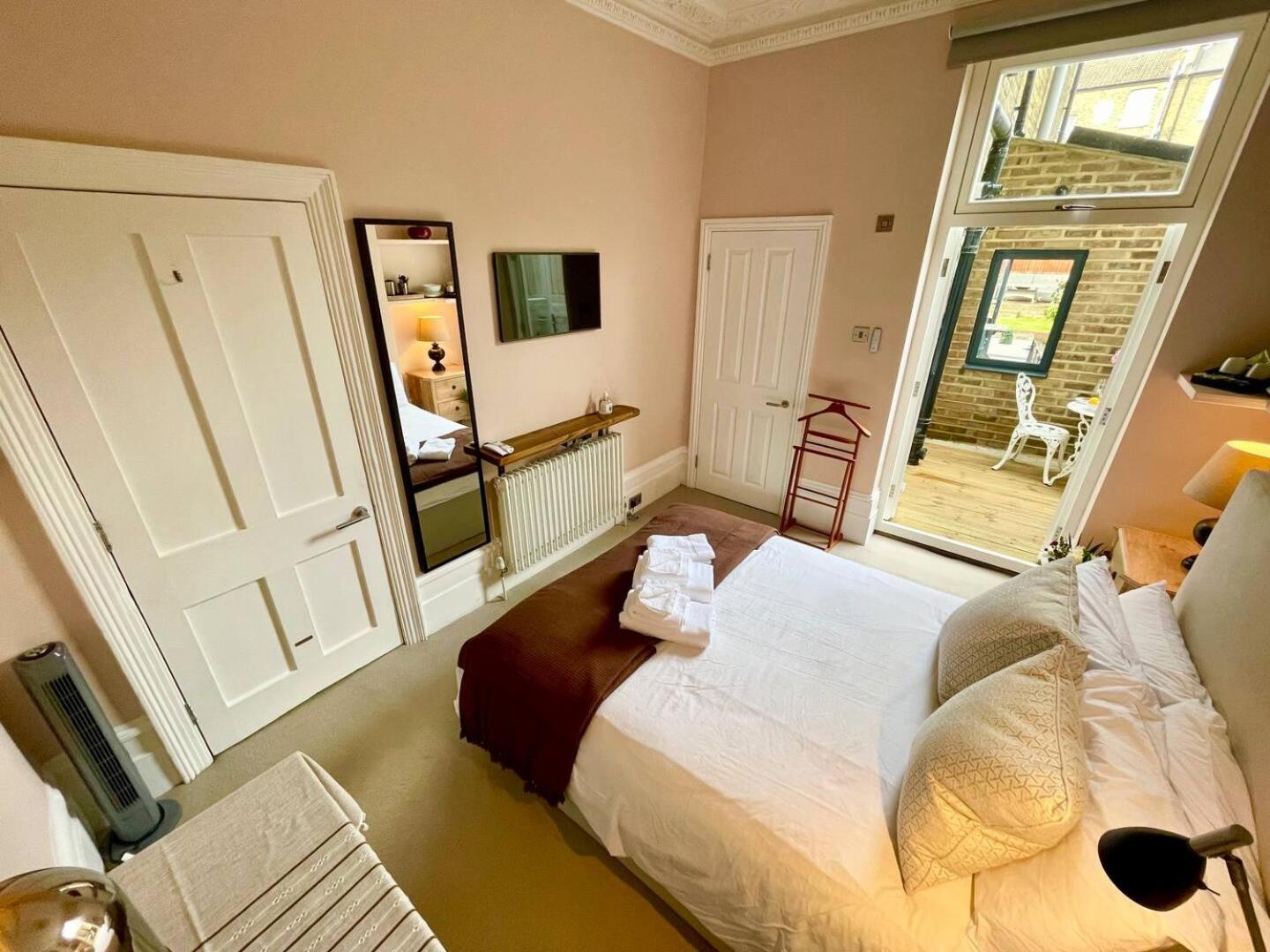 Luxury King-Bed EnSuite with Quiet Private Patio