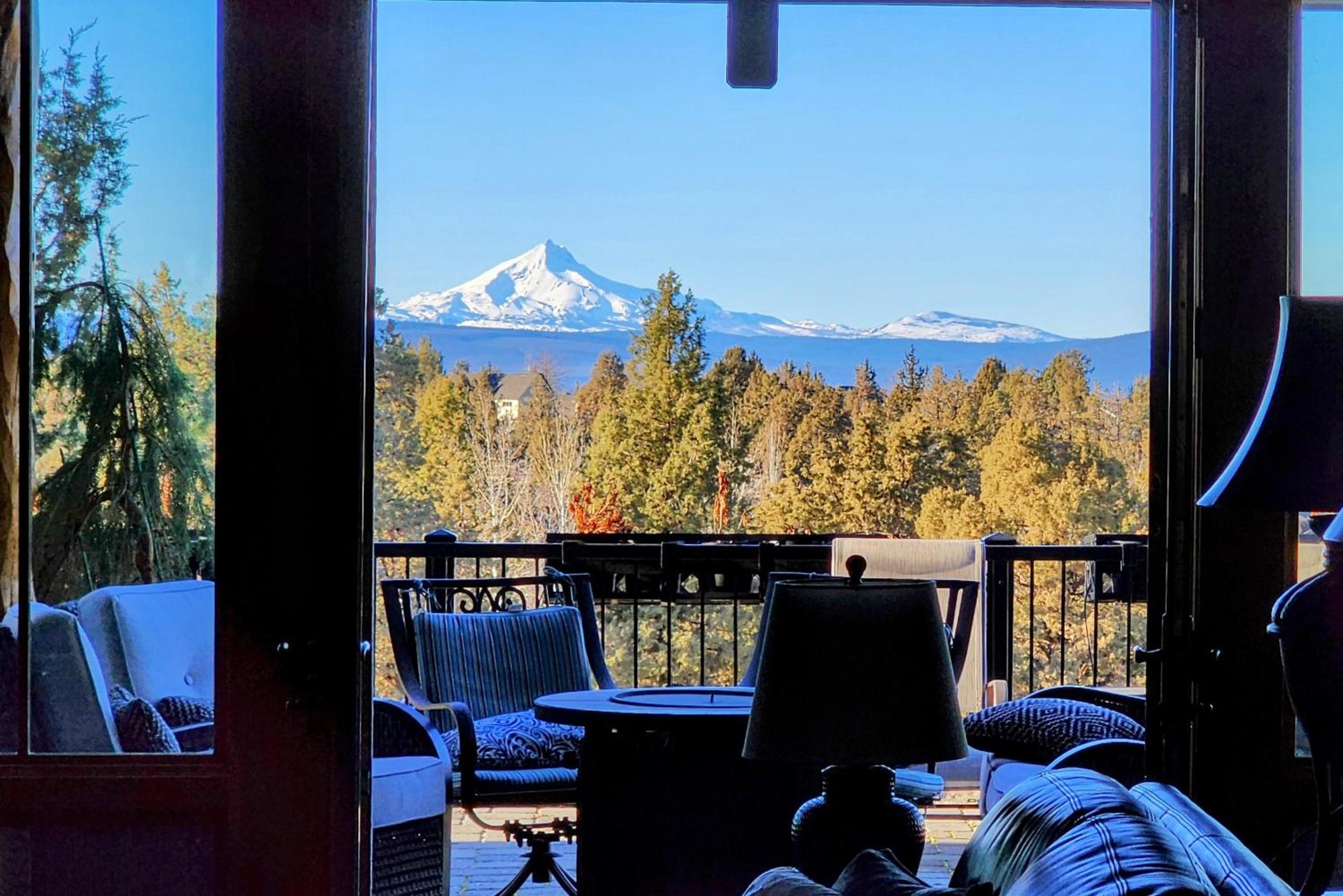 Ironstone Lodge - Luxury Living and Mountain Views view 4
