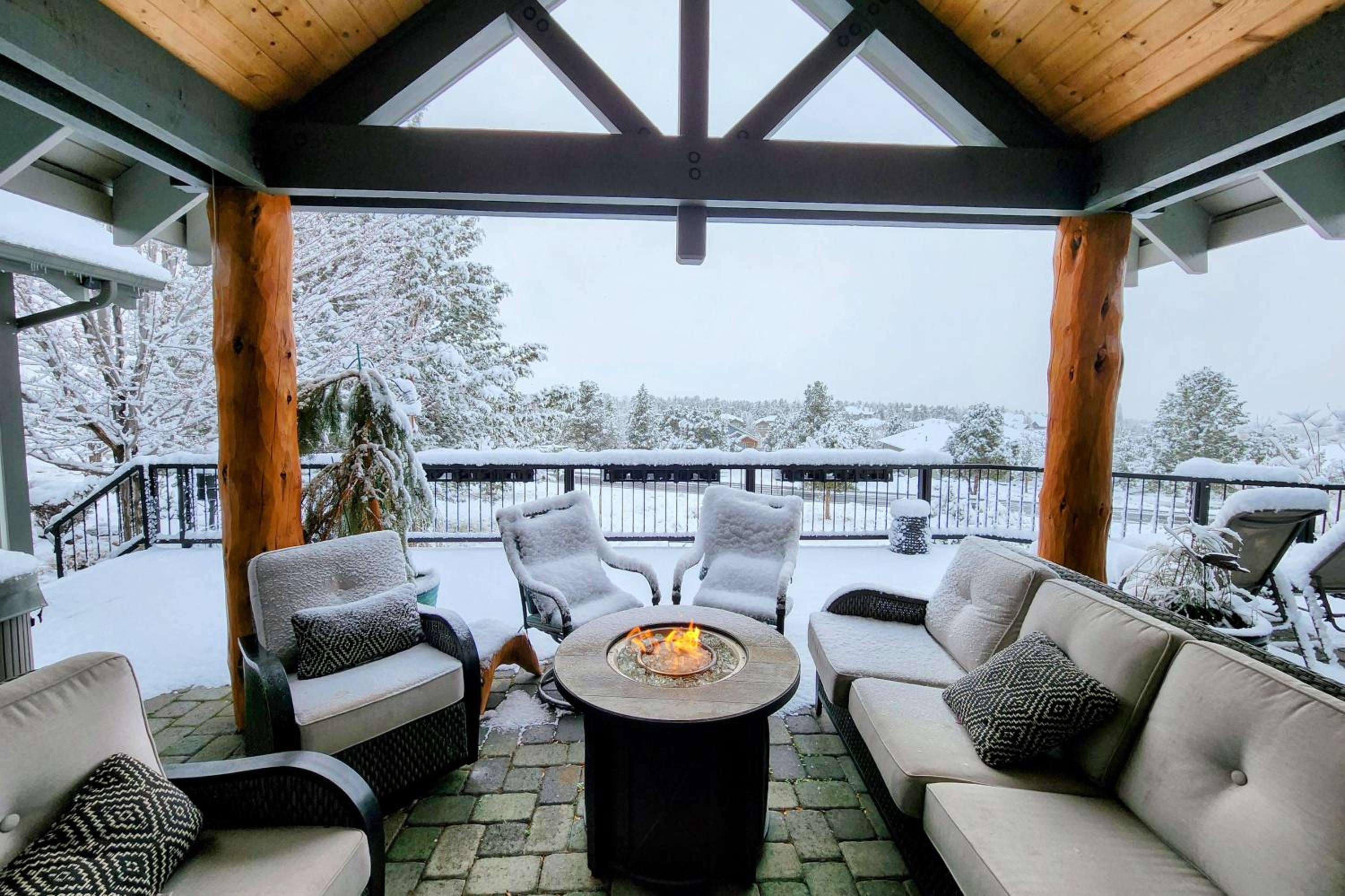 Ironstone Lodge - Luxury Living and Mountain Views view 5