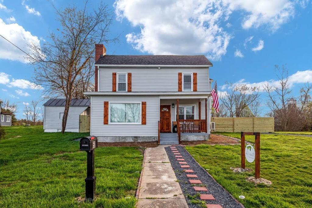 Hotel Pondview 4BR Cabin-Walk to Caverns, Hot Tub, Wi-Fi - Image 1