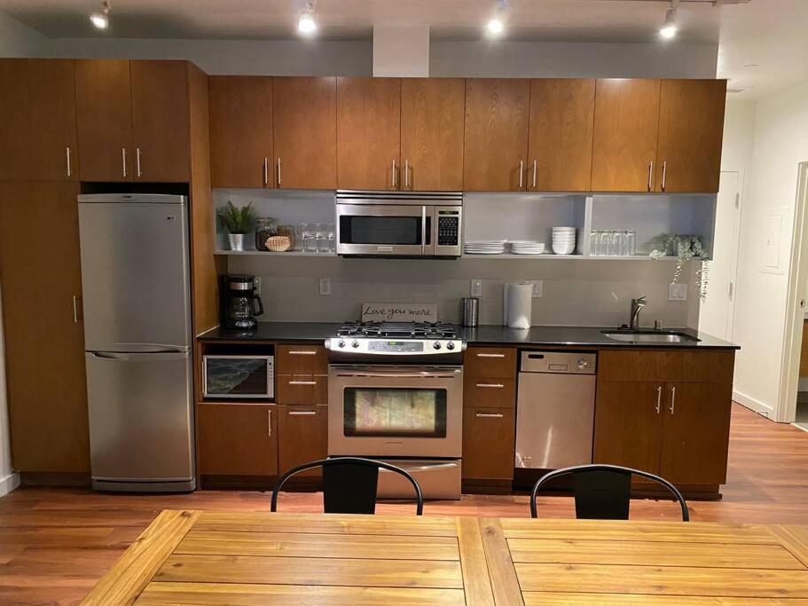 Spacious Waterfront Flat in Downtown Seattle view 4