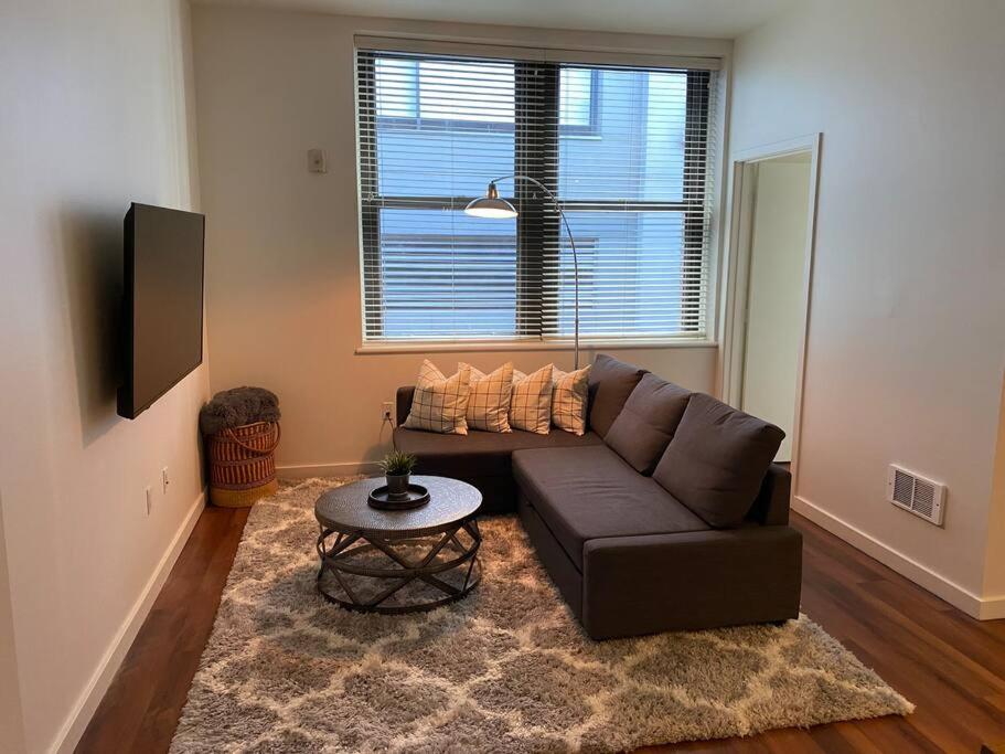 Spacious Waterfront Flat in Downtown Seattle view 5