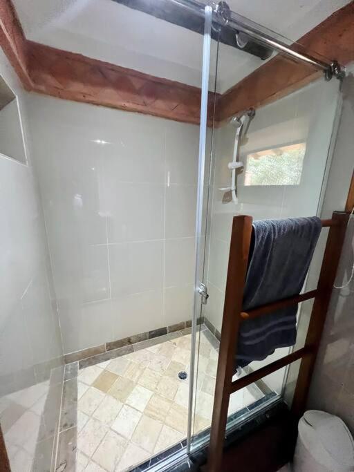 Hermosa cabaña campestre con piscina y lago