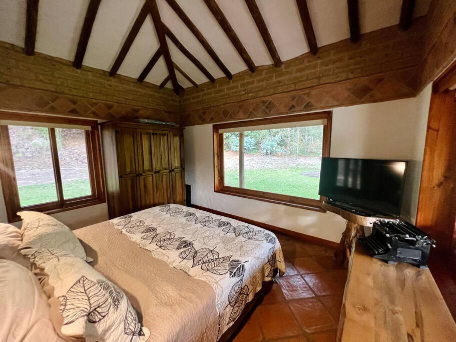 Hermosa cabaña campestre con piscina y lago