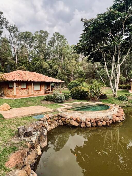 Hermosa cabaña campestre con piscina y lago