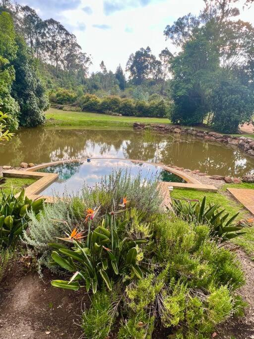 Hermosa cabaña campestre con piscina y lago