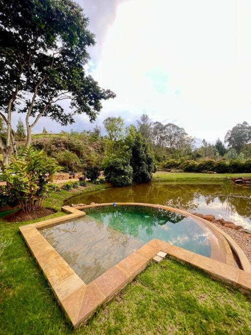 Hermosa cabaña campestre con piscina y lago