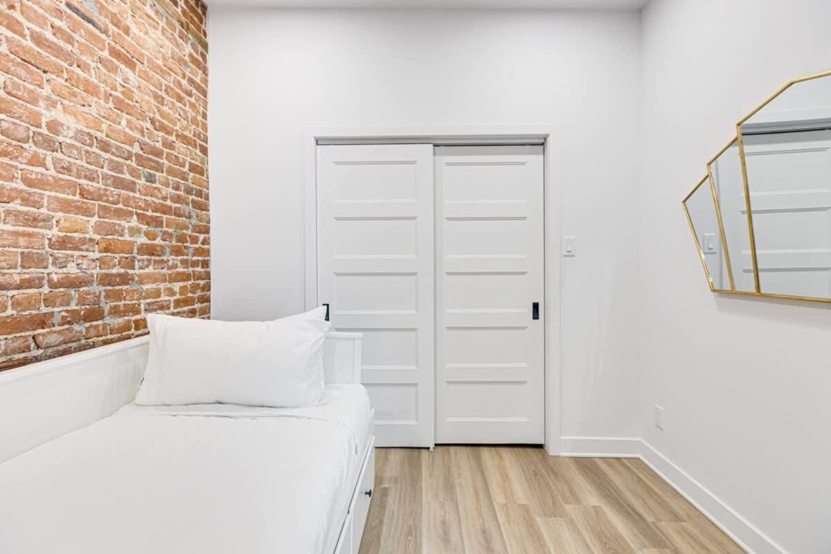 Modern & Bright 3BR with Sofabed in Mile-End