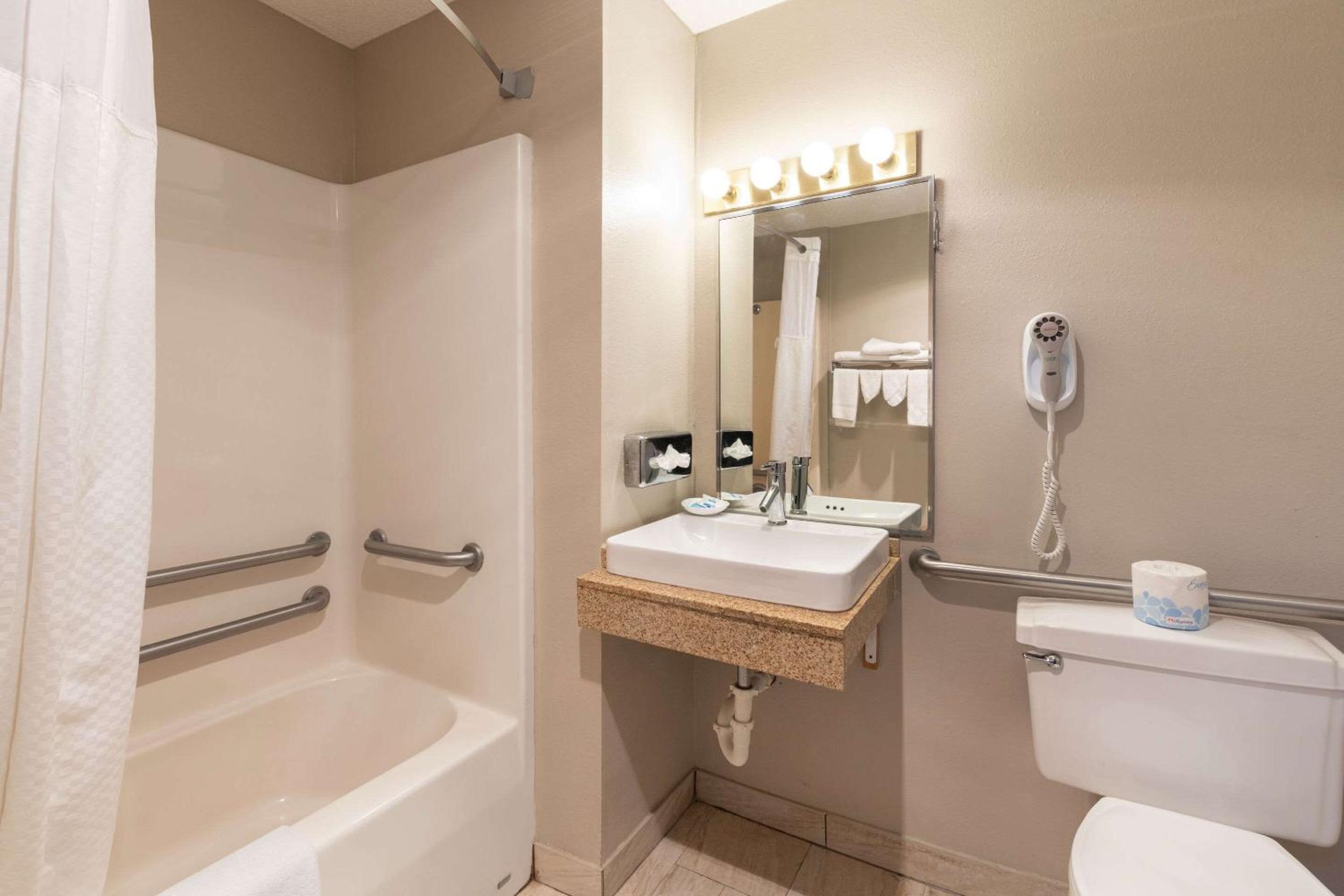 Rodeway Inn - Property Image 16