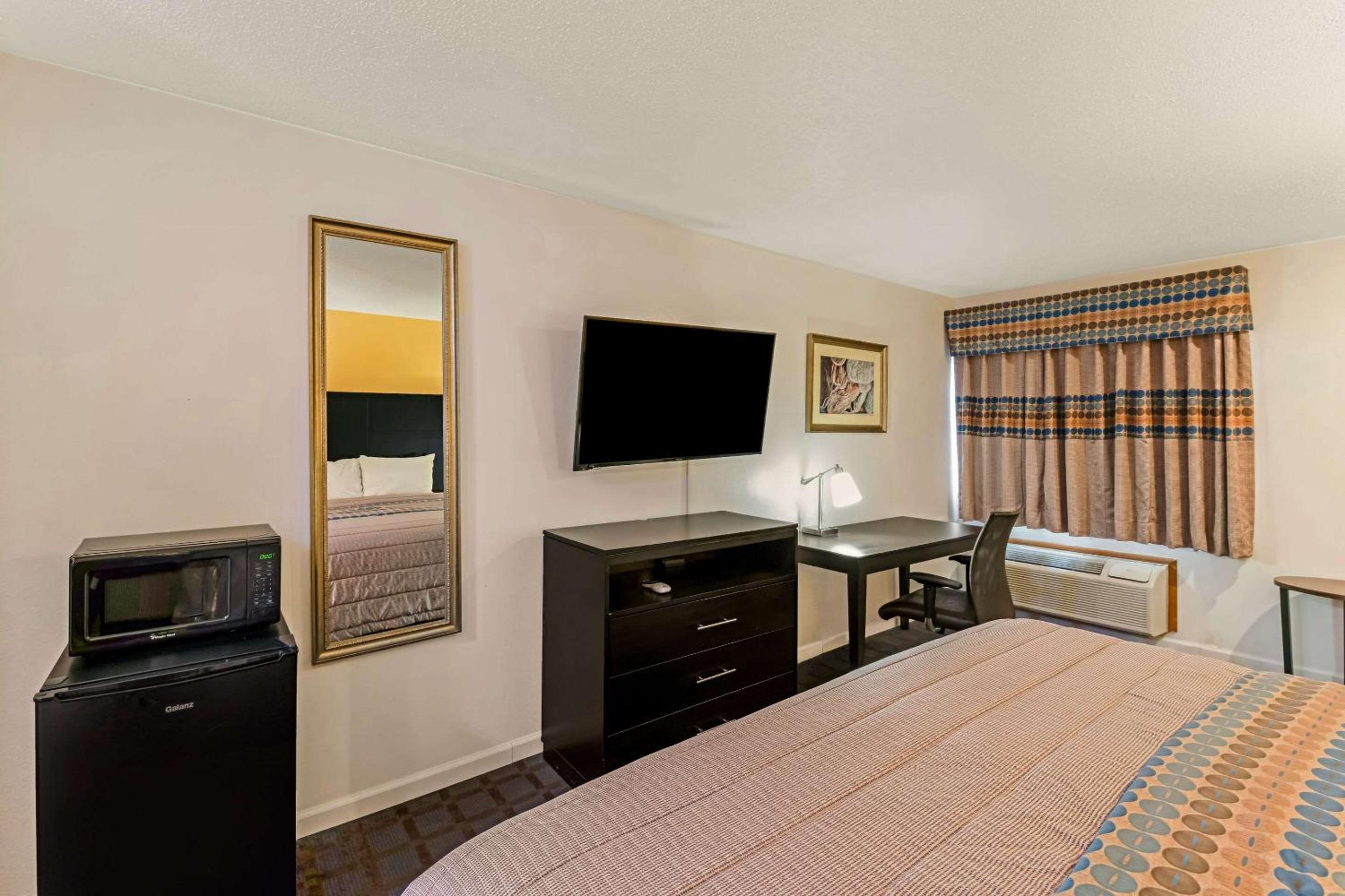 Rodeway Inn - Property Image 13