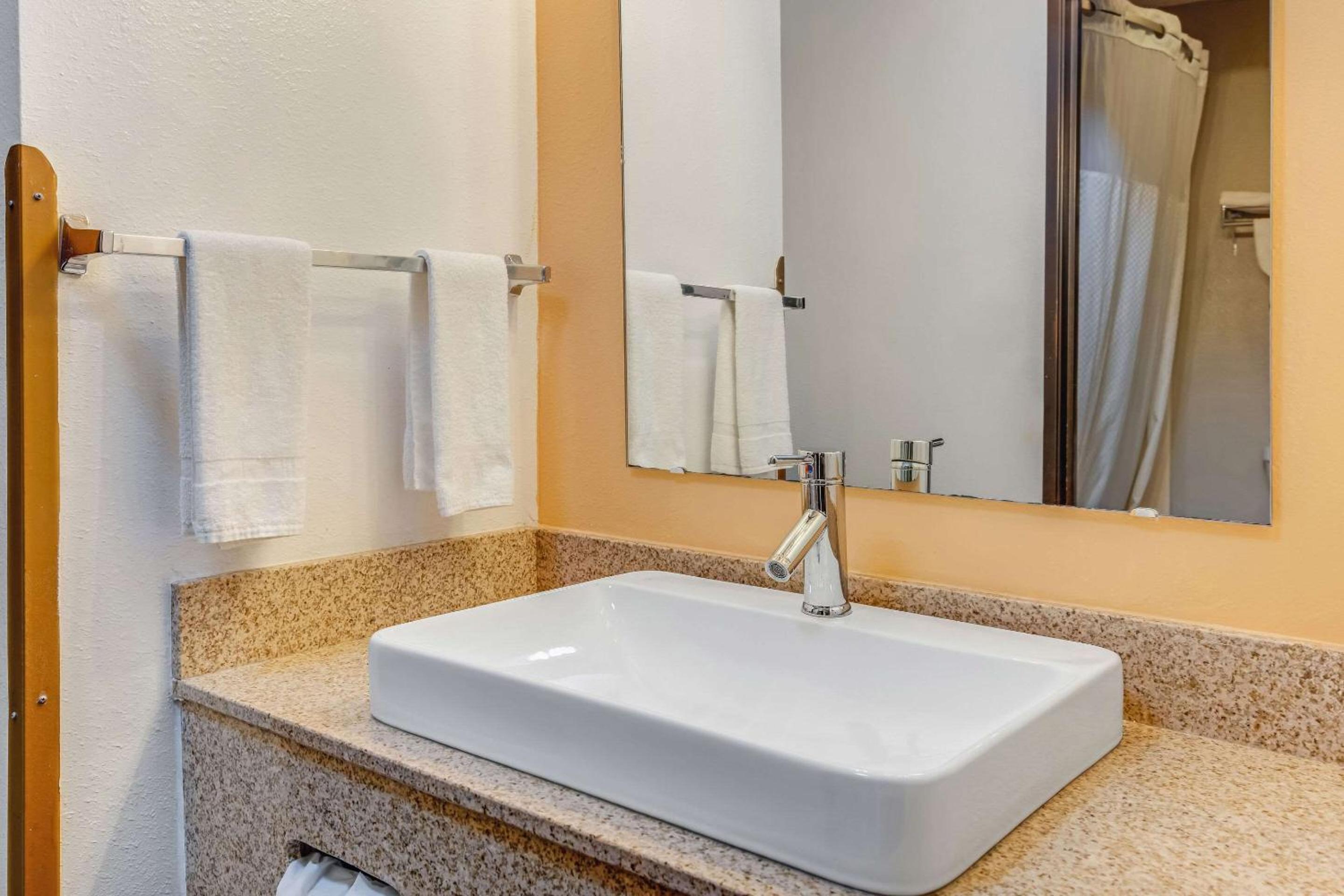 Rodeway Inn - Property Image 11