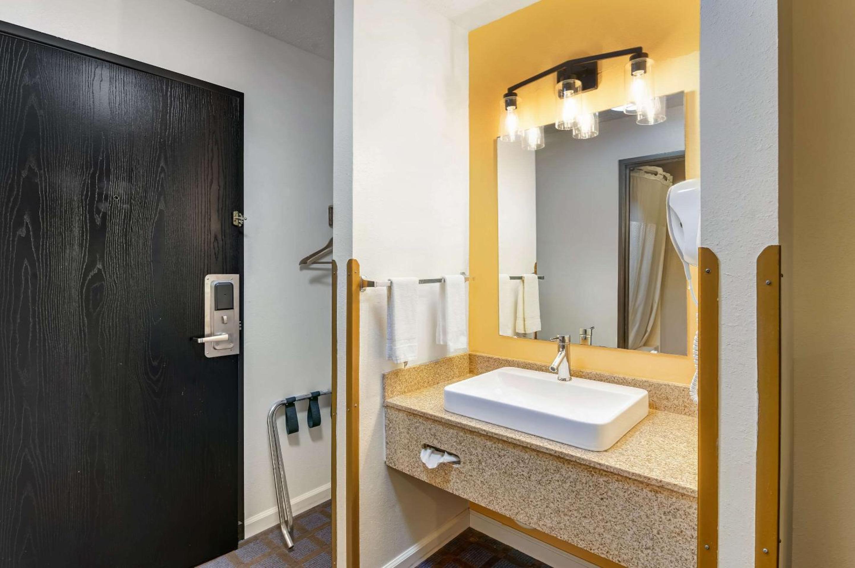 Rodeway Inn - Property Image 12