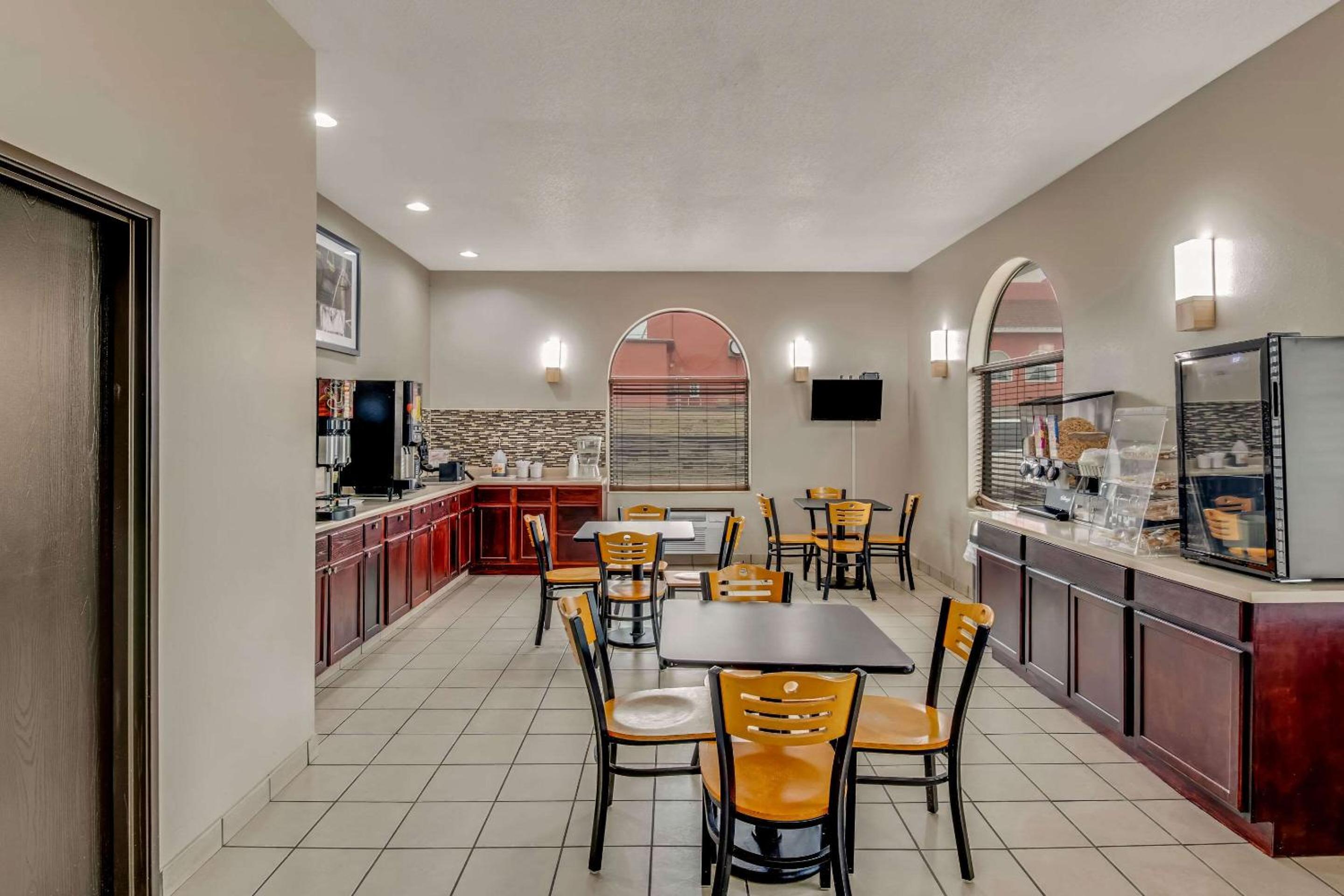 Rodeway Inn - Property Image 7