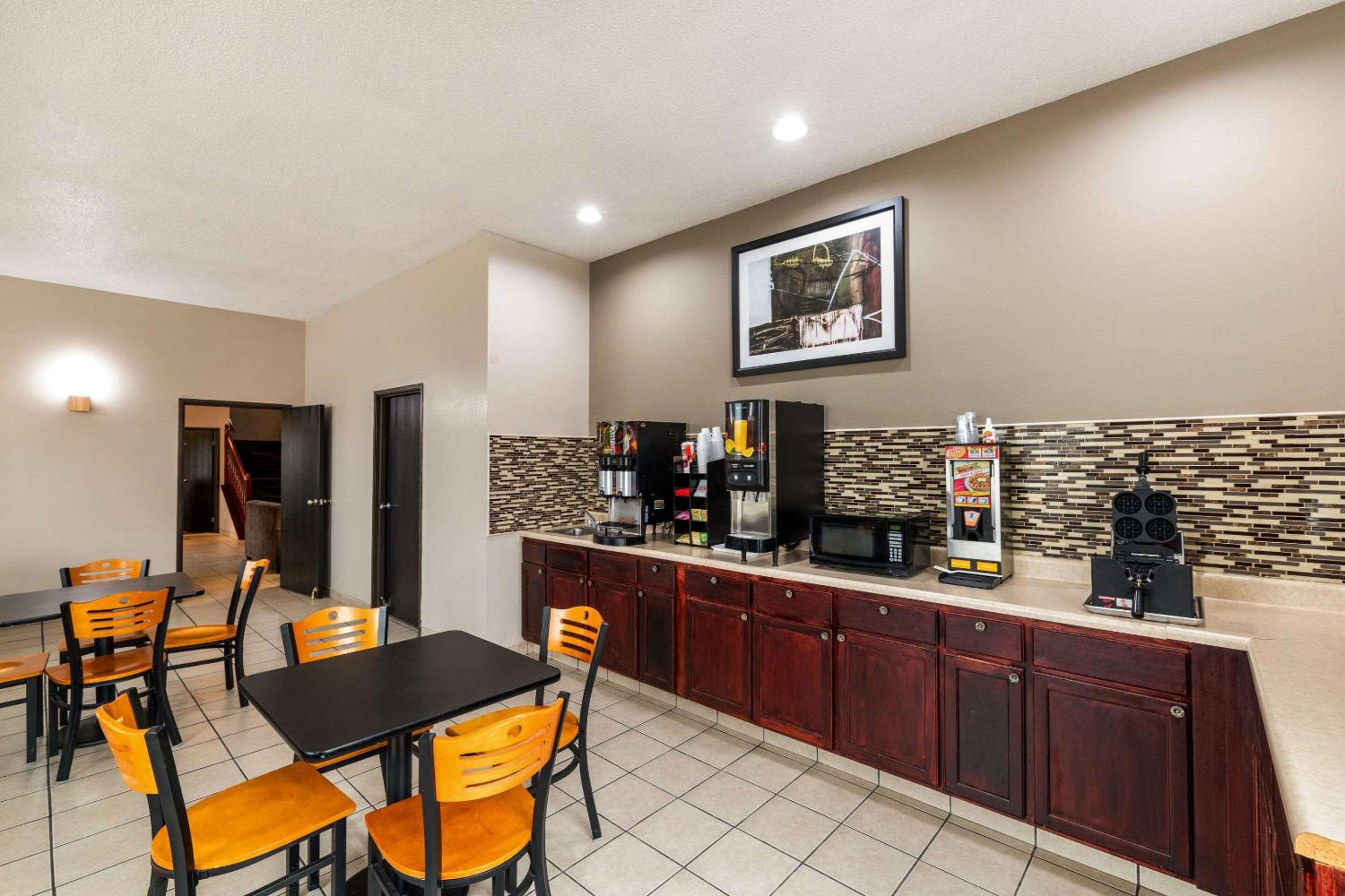 Rodeway Inn - Property Image 5