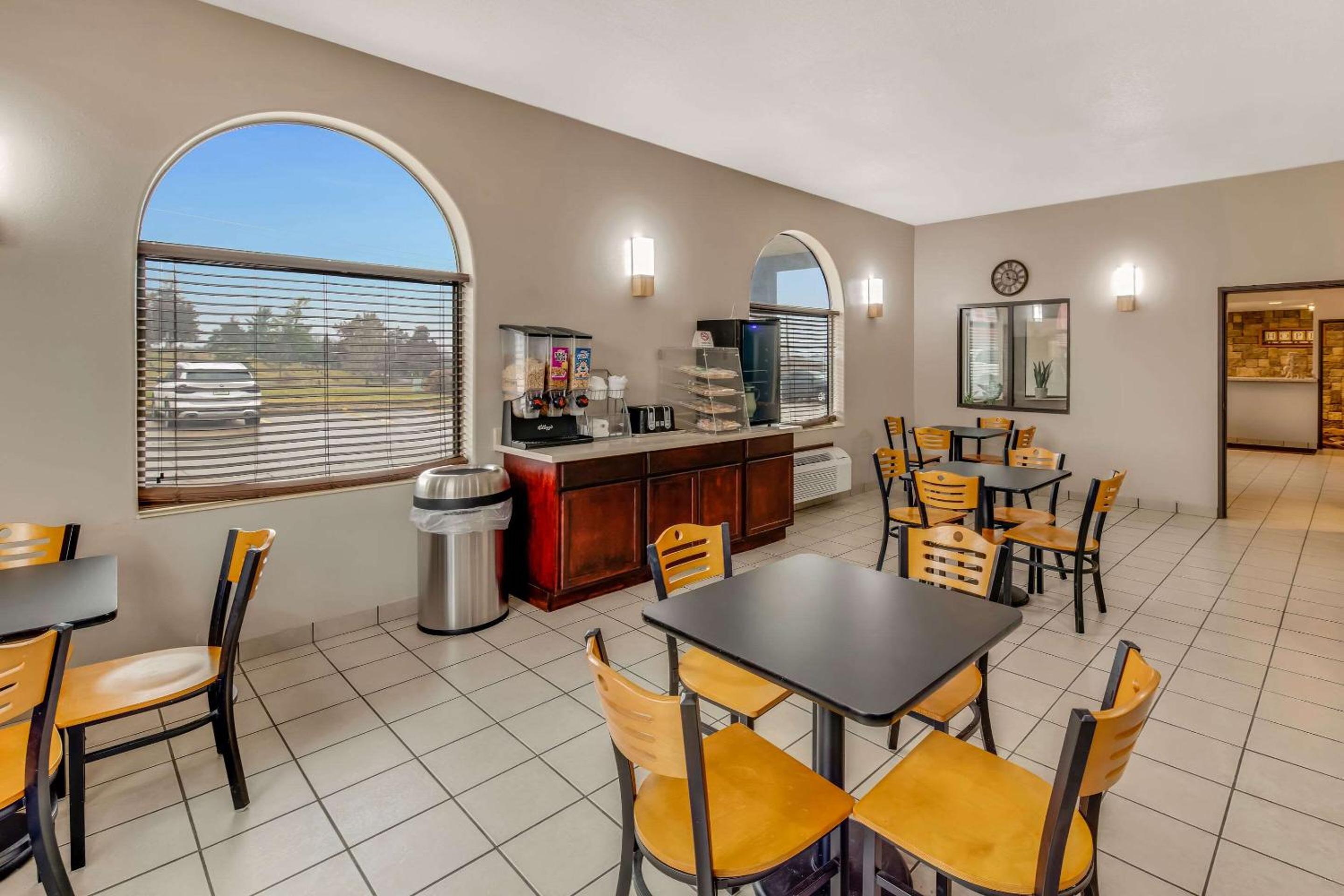 Rodeway Inn - Property Image 4