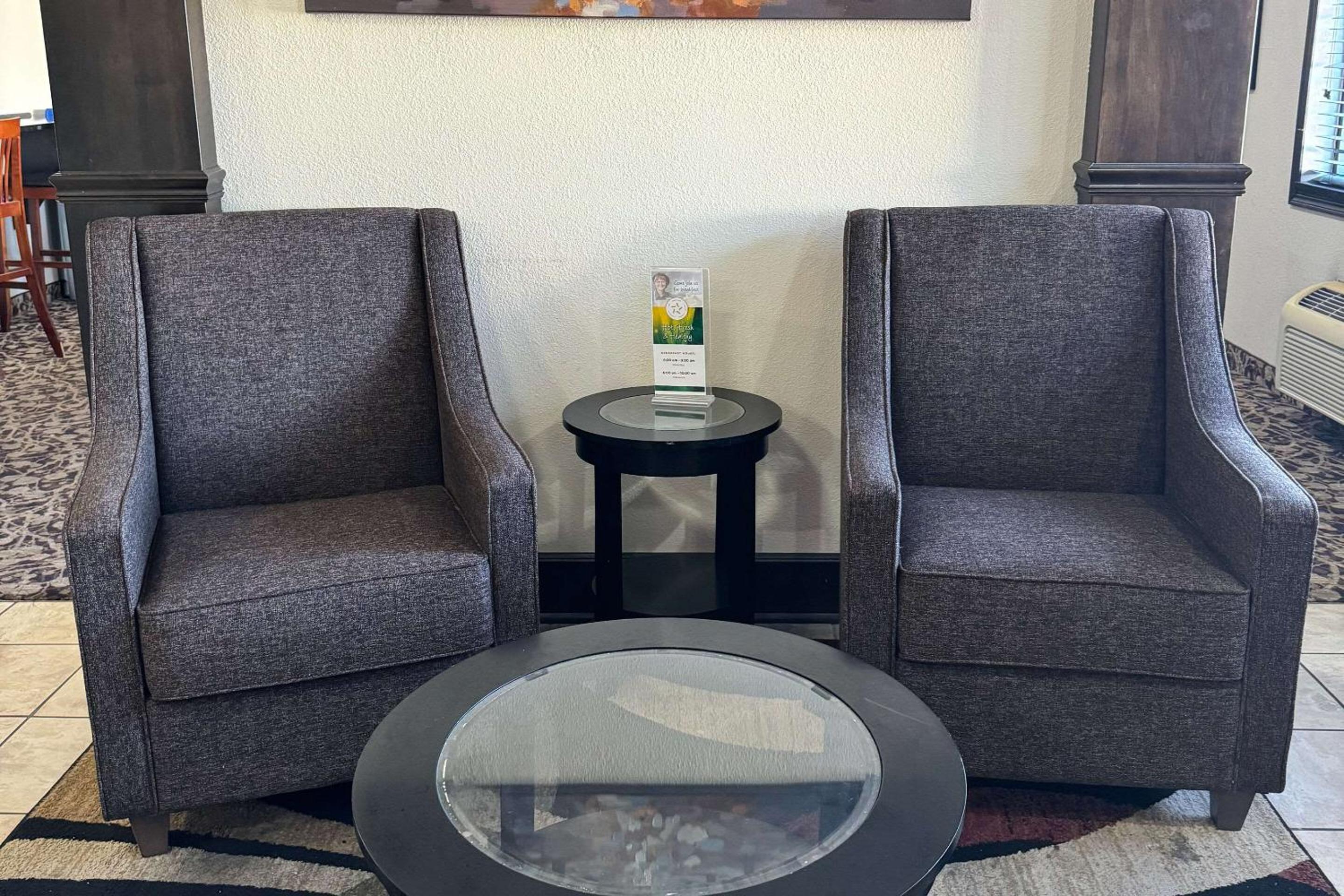 Forsyth Vacations - Quality Inn near I-72 and Hwy 51 - Property Image 5