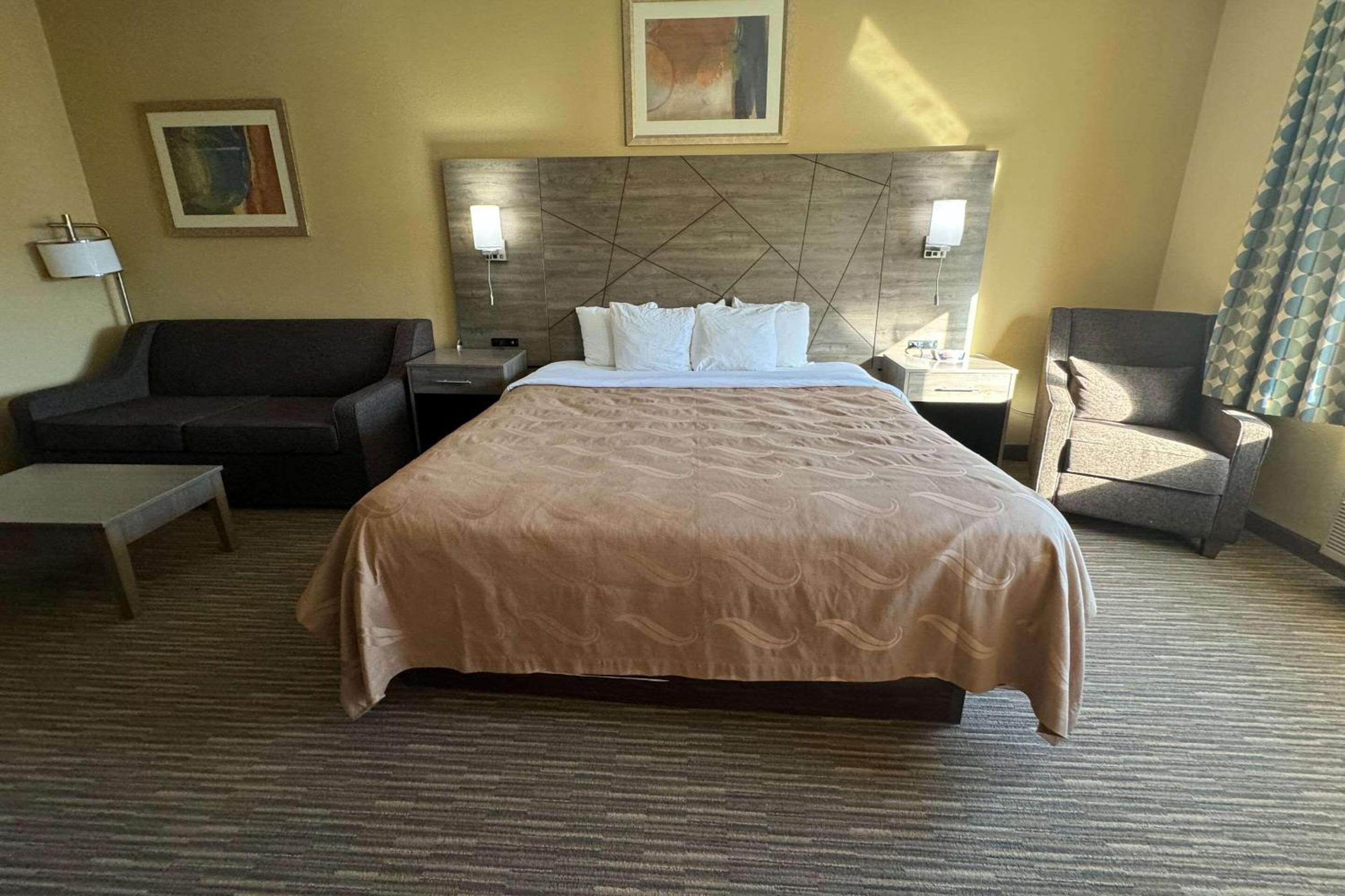 Forsyth Vacations - Quality Inn near I-72 and Hwy 51 - Property Image 29