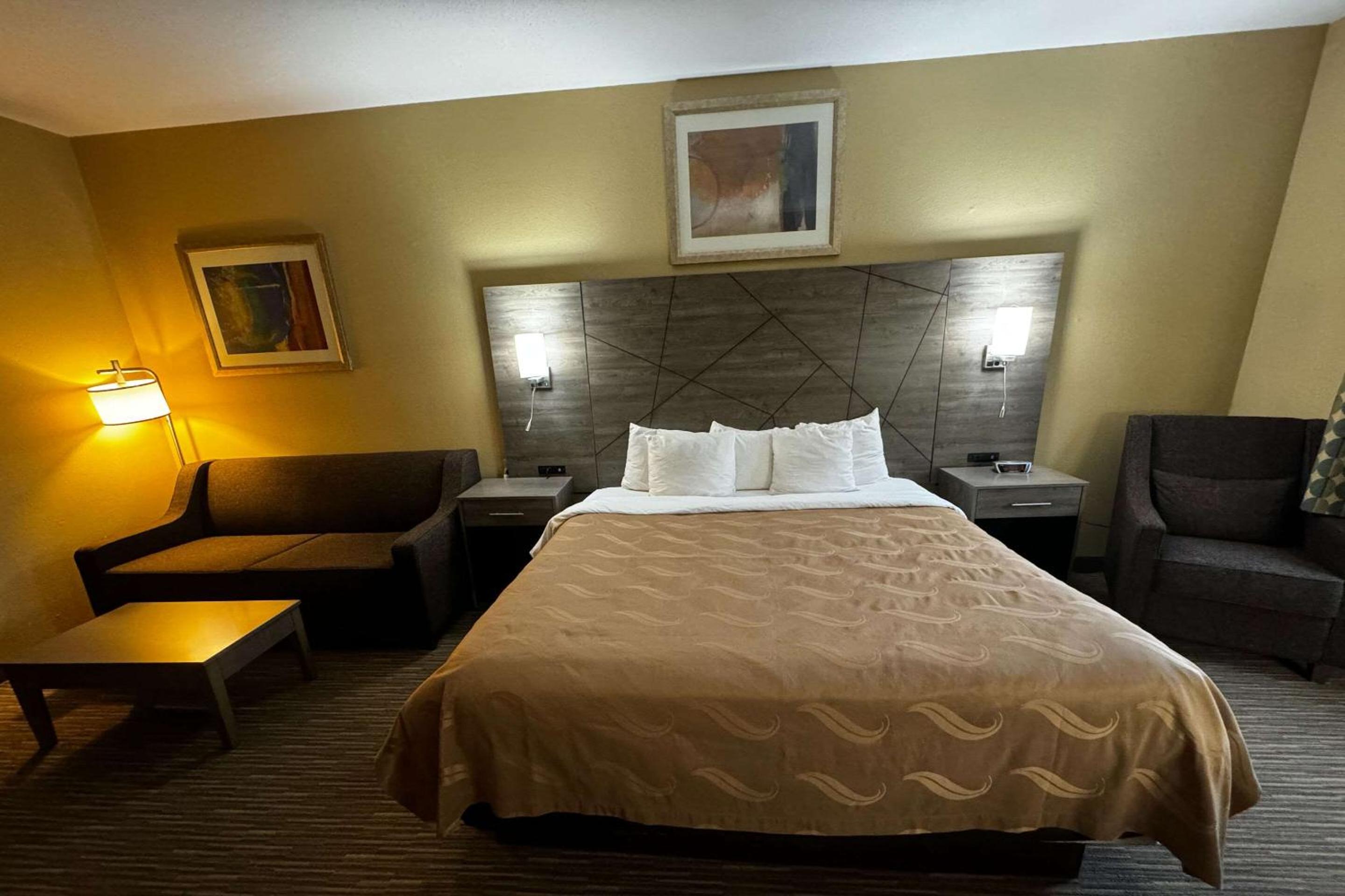 Forsyth Vacations - Quality Inn near I-72 and Hwy 51 - Property Image 30