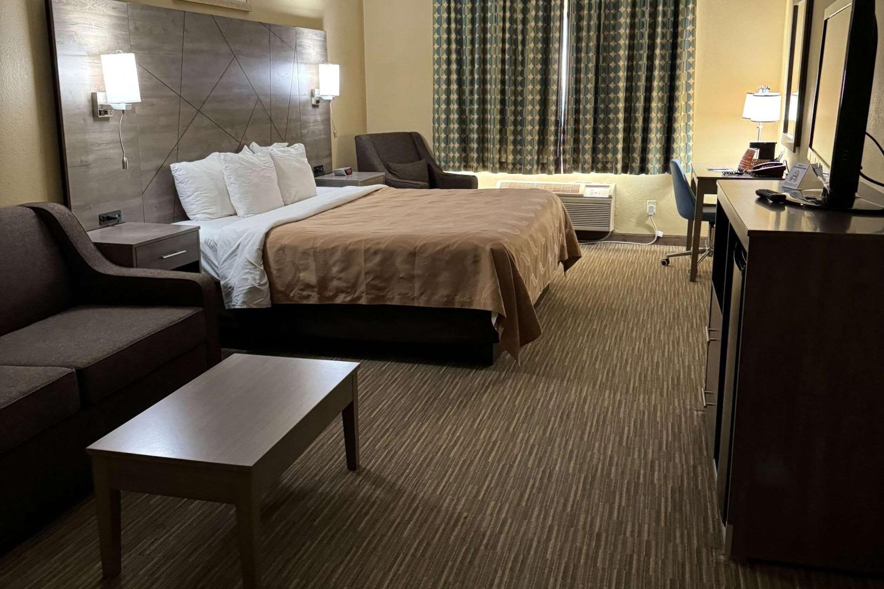Forsyth Vacations - Quality Inn near I-72 and Hwy 51 - Property Image 21