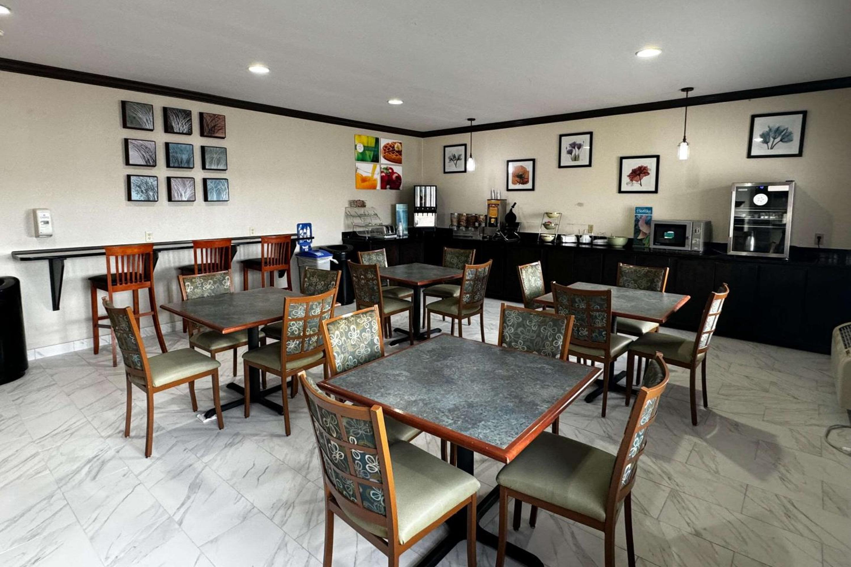 Forsyth Vacations - Quality Inn near I-72 and Hwy 51 - Property Image 2