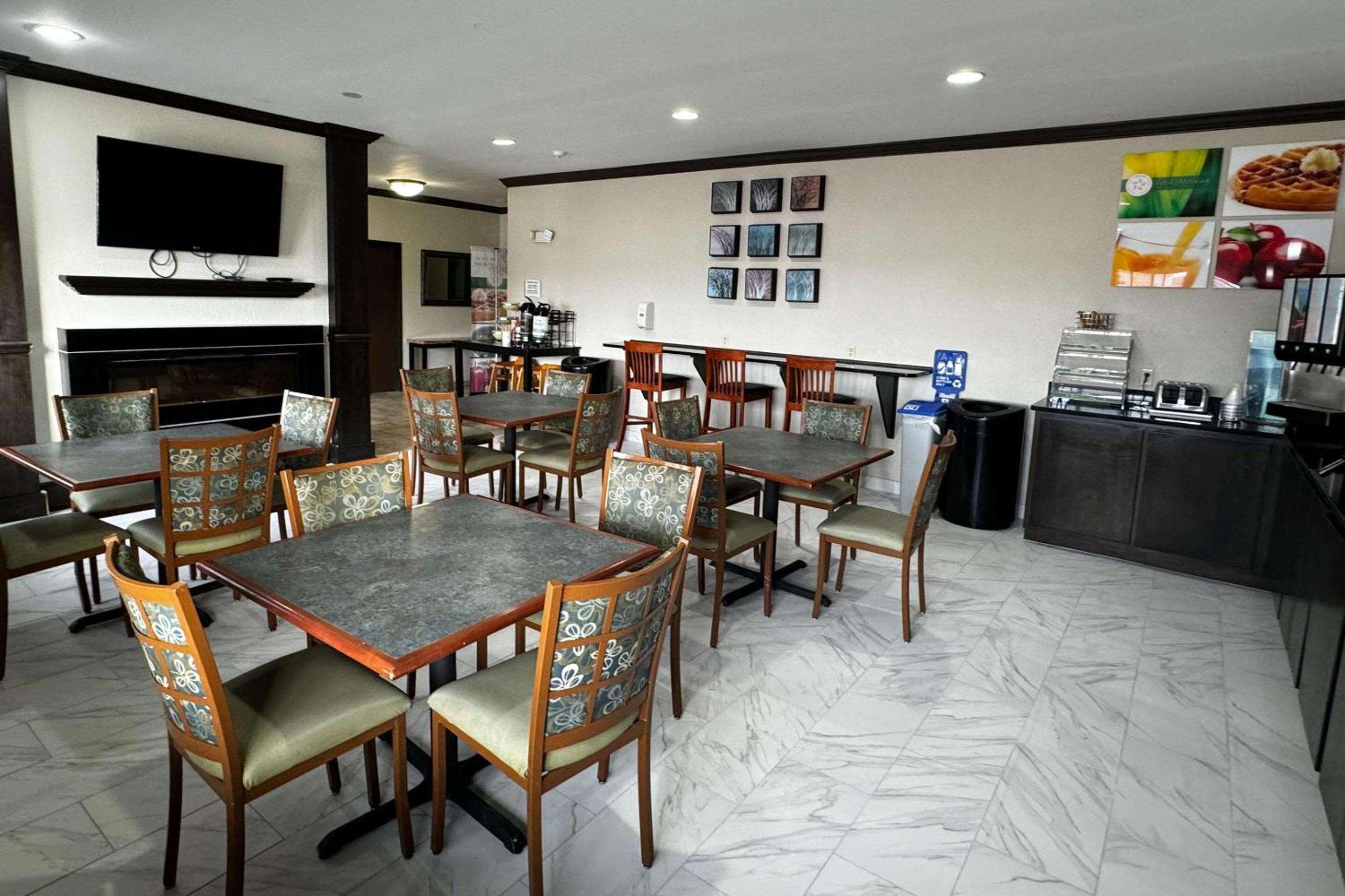 Forsyth Vacations - Quality Inn near I-72 and Hwy 51 - Property Image 3