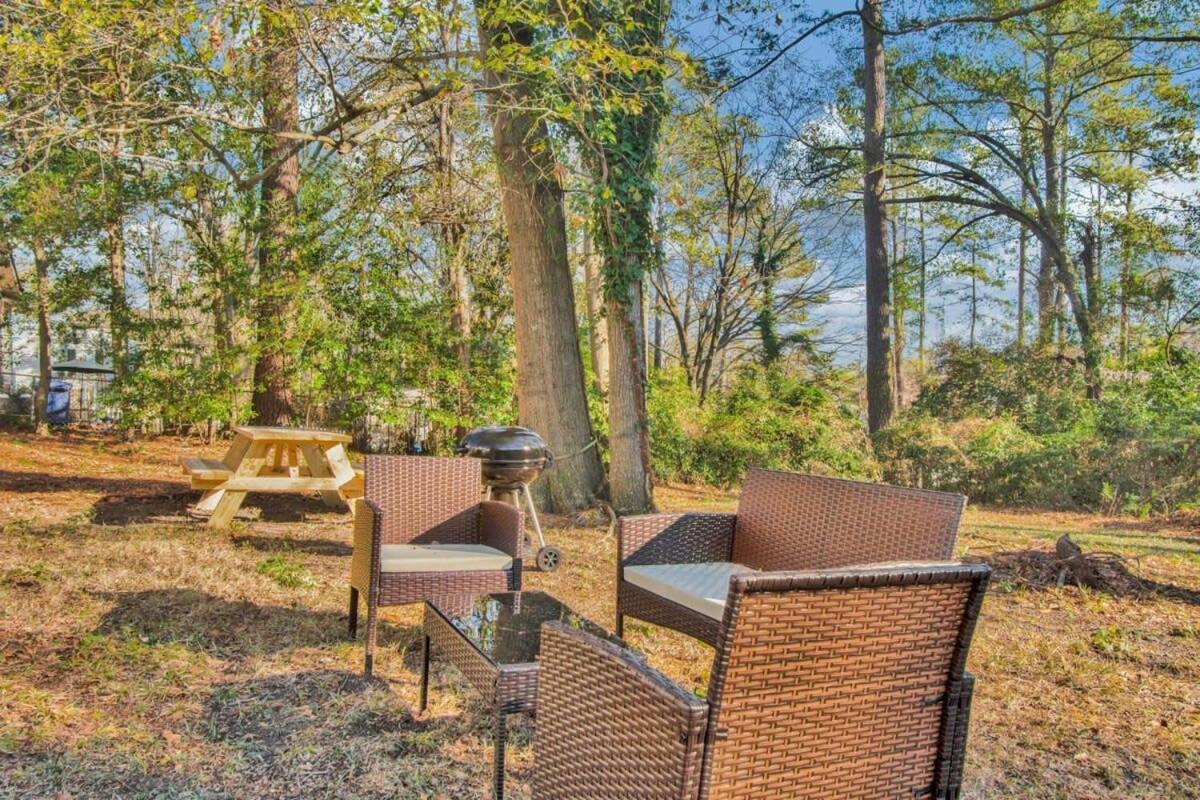 Ping-Pong & Huge Yard Central- Fayetteville Pearl view 5