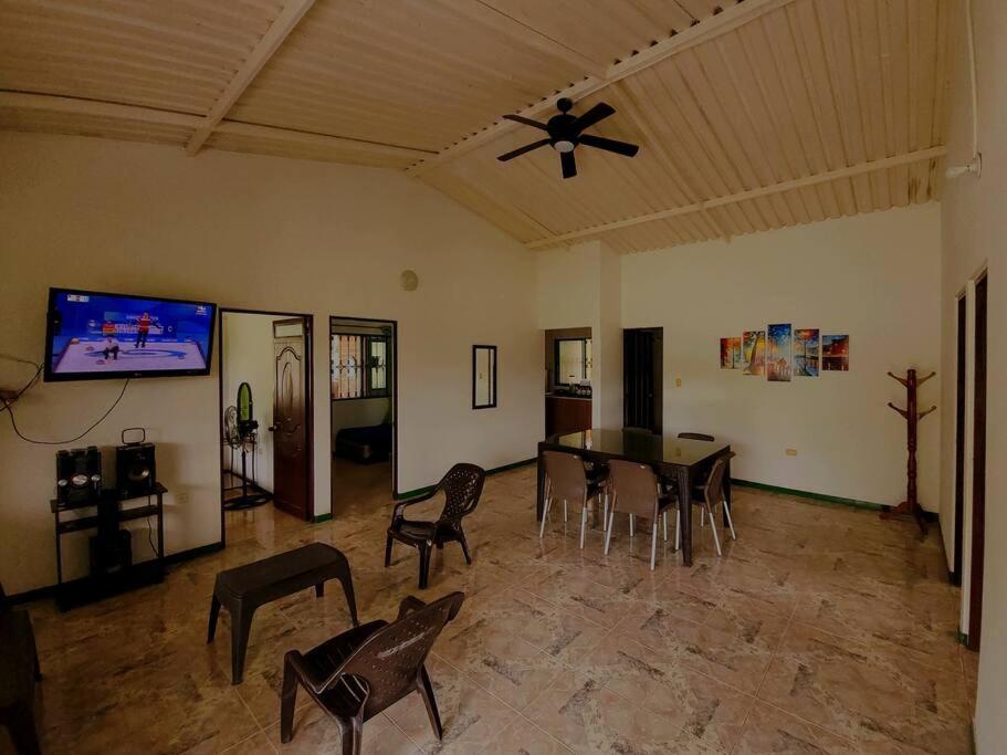 casa campestre con piscina y vista a las montañas