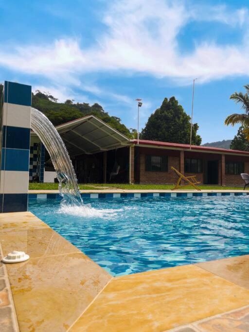 casa campestre con piscina y vista a las montañas