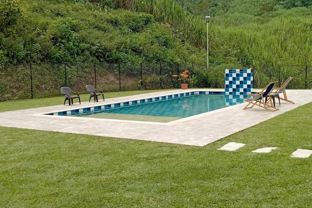 casa campestre con piscina y vista a las montañas