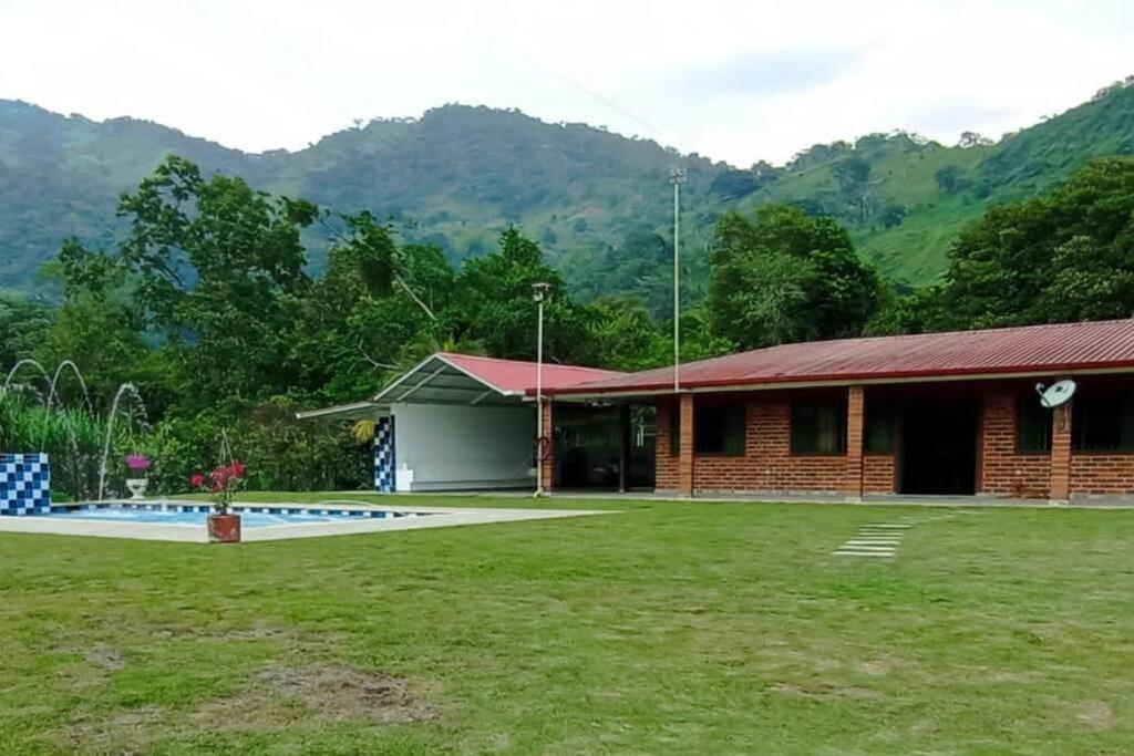 casa campestre con piscina y vista a las montañas