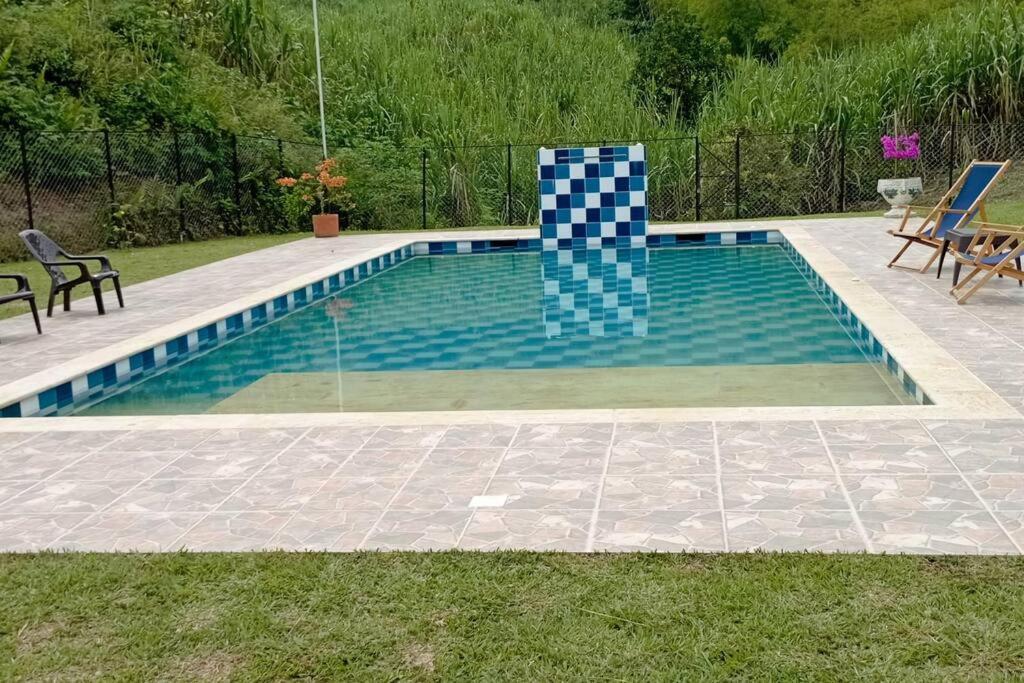 casa campestre con piscina y vista a las montañas
