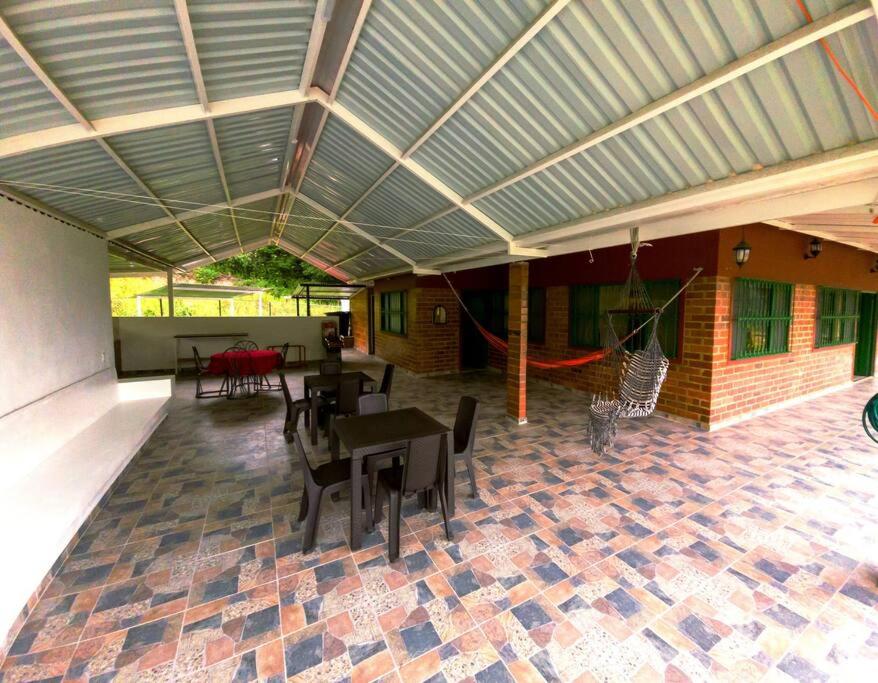 casa campestre con piscina y vista a las montañas