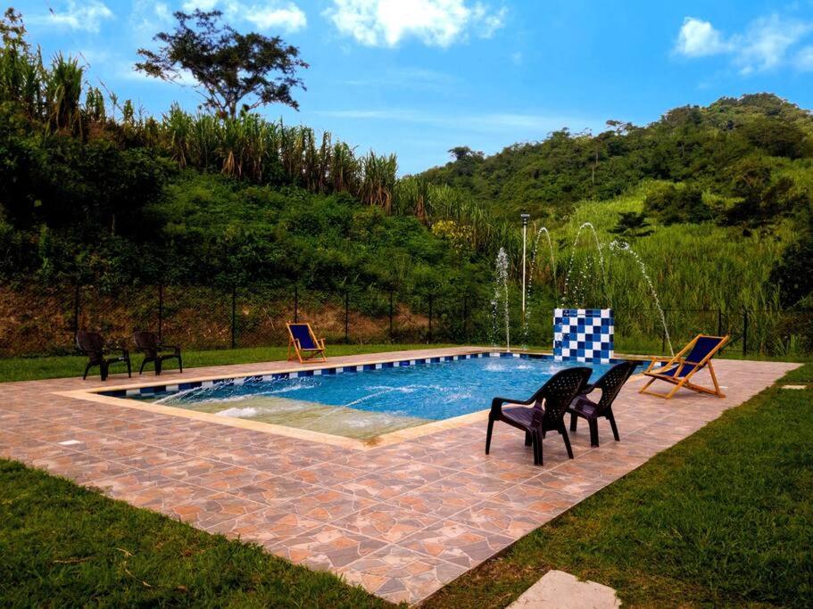 casa campestre con piscina y vista a las montañas