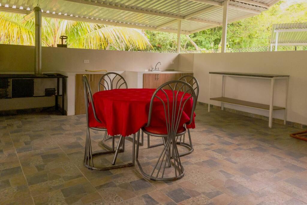 casa campestre con piscina y vista a las montañas